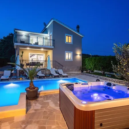 Vip Luxury With A Heated Pool And Jacuzzi-granny's Gold Feriehus