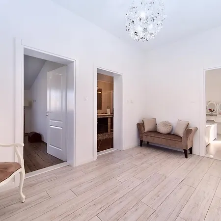 Vip Luxury With A Heated Pool And Jacuzzi-granny's Gold Feriehus