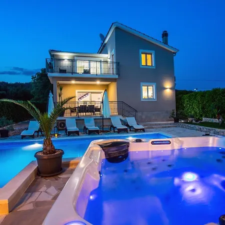 Feriehus Vip Luxury With A Heated Pool And Jacuzzi-granny's Gold