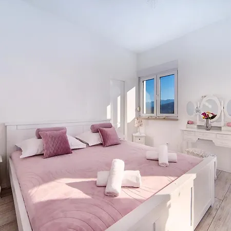 Vip Luxury With A Heated Pool And Jacuzzi-granny's Gold * Lovreć