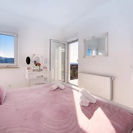Feriehus Vip Luxury With A Heated Pool And Jacuzzi-granny's Gold Lovreć