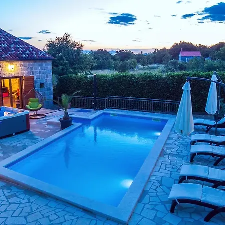 Vip Luxury With A Heated Pool And Jacuzzi-granny's Gold Feriehus *