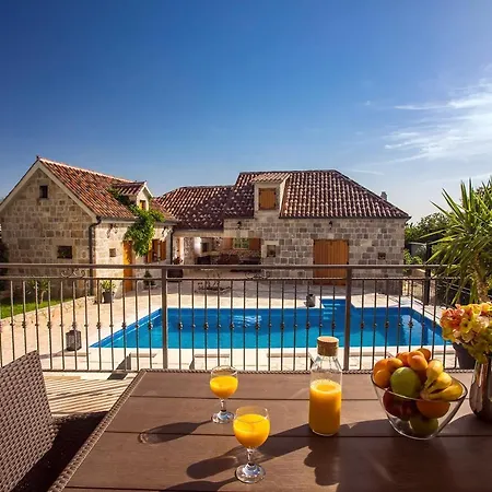 Vip Luxury With A Heated Pool And Jacuzzi-granny's Gold Lovreć