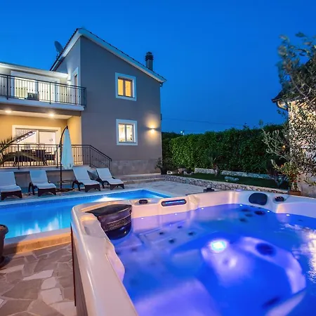 Vip Luxury With A Heated Pool And Jacuzzi-granny's Gold Feriehus Lovreć