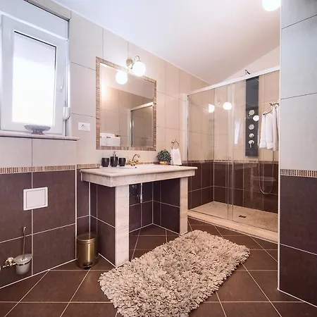 Vip Luxury With A Heated Pool And Jacuzzi-granny's Gold *