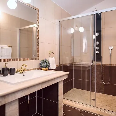 Feriehus Vip Luxury With A Heated Pool And Jacuzzi-granny's Gold Lovreć