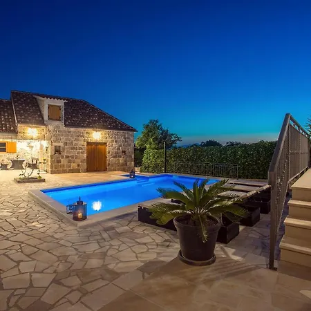 Vip Luxury With A Heated Pool And Jacuzzi-granny's Gold Lovreć