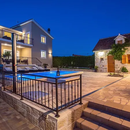 Vip Luxury With A Heated Pool And Jacuzzi-granny's Gold Lovreć