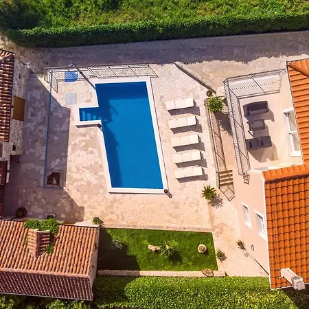 Vip Luxury With A Heated Pool And Jacuzzi-granny's Gold Feriehus *