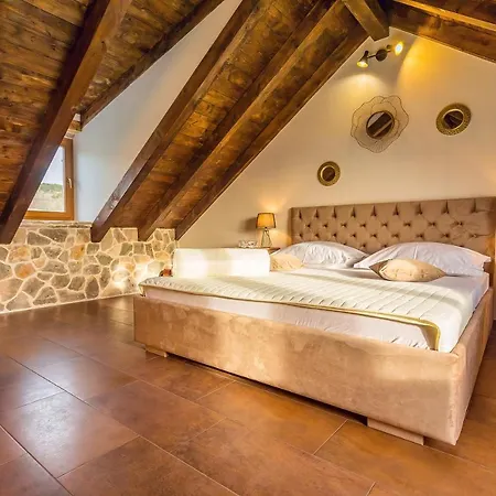 Vip Luxury With A Heated Pool And Jacuzzi-granny's Gold Feriehus