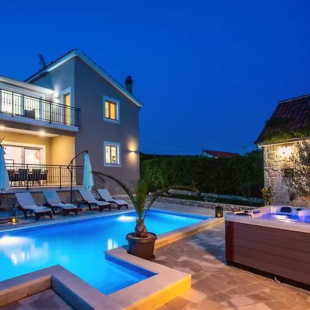 Feriehus Vip Luxury With A Heated Pool And Jacuzzi-granny's Gold Lovreć