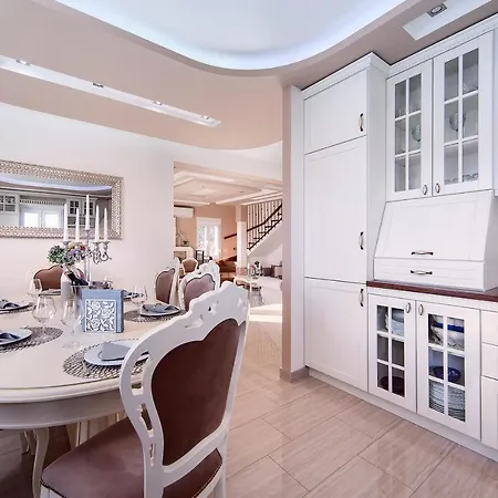Vip Luxury With A Heated Pool And Jacuzzi-granny's Gold * Lovreć