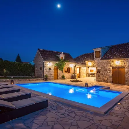 Vip Luxury With A Heated Pool And Jacuzzi-granny's Gold *