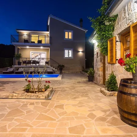 Feriehus Vip Luxury With A Heated Pool And Jacuzzi-granny's Gold