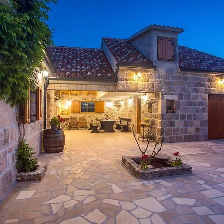 Vip Luxury With A Heated Pool And Jacuzzi-granny's Gold Feriehus *