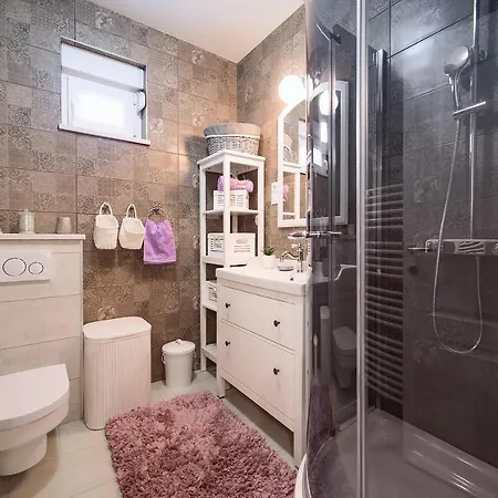 Vip Luxury With A Heated Pool And Jacuzzi-granny's Gold Feriehus Lovreć