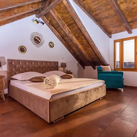Vip Luxury With A Heated Pool And Jacuzzi-granny's Gold *