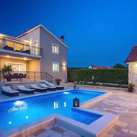 Vip Luxury With A Heated Pool And Jacuzzi-granny's Gold Feriehus Lovreć