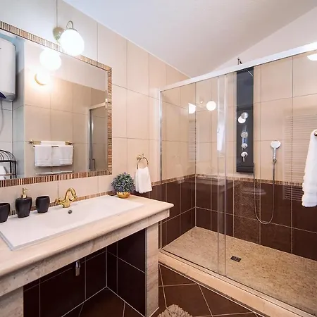 Vip Luxury With A Heated Pool And Jacuzzi-granny's Gold