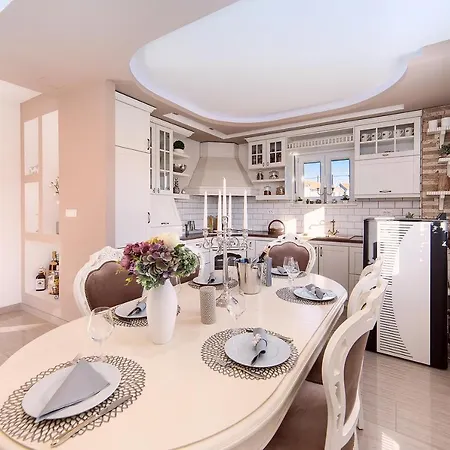 Vip Luxury With A Heated Pool And Jacuzzi-granny's Gold Feriehus Lovreć