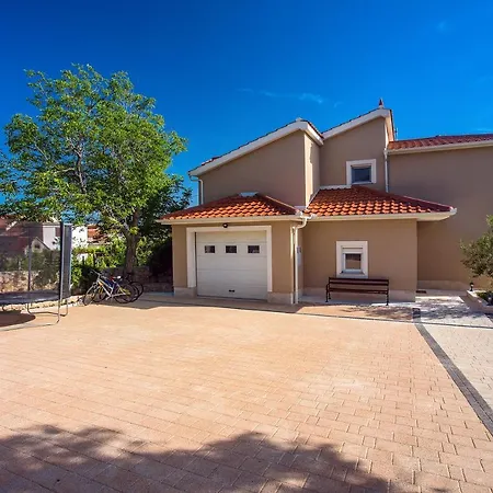 Vip Luxury With A Heated Pool And Jacuzzi-granny's Gold