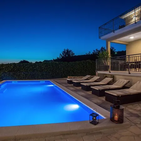 Feriehus Vip Luxury With A Heated Pool And Jacuzzi-granny's Gold