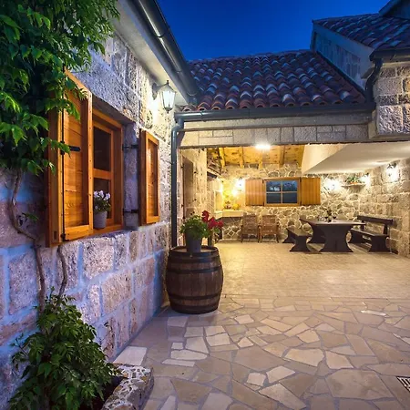 Vip Luxury With A Heated Pool And Jacuzzi-granny's Gold * Lovreć