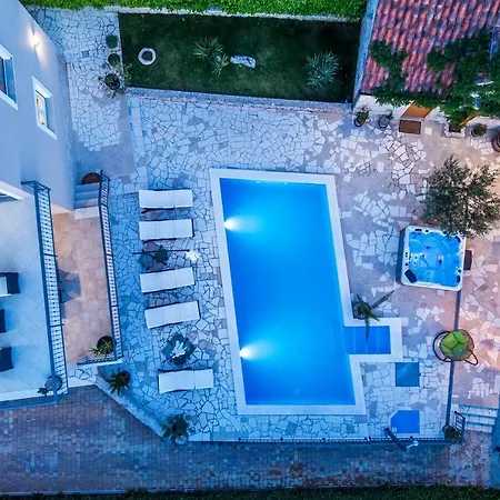Vip Luxury With A Heated Pool And Jacuzzi-granny's Gold Feriehus *